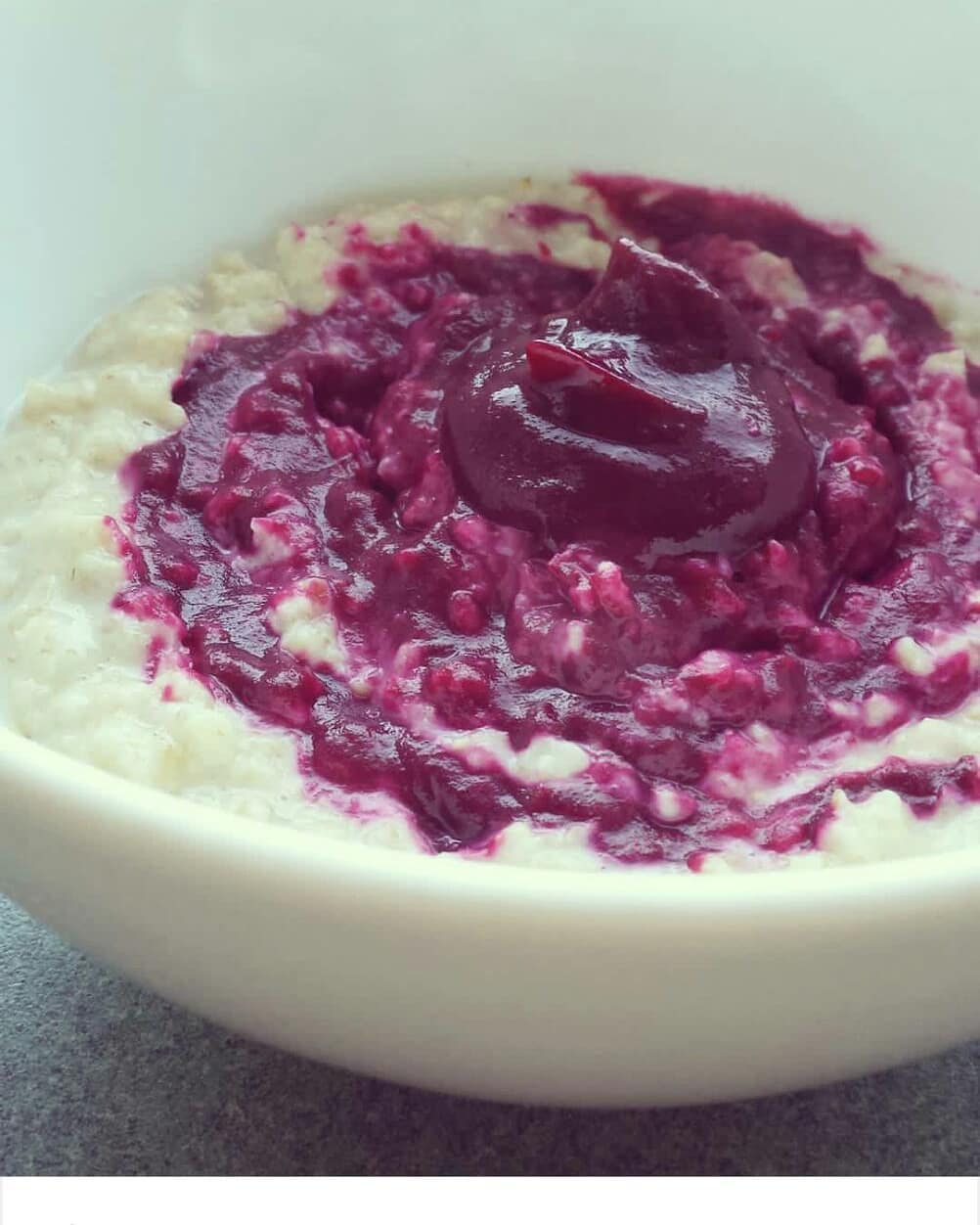Porridge obsession. Topped with beetroot and Apple puree. #foodiefriday #food #porridge #breakfast #anytimefood #nutritionist #nutritionist #eatwell #healthyeating #health #healthylifestyle #healthyliving #beetroot #apple #fitness