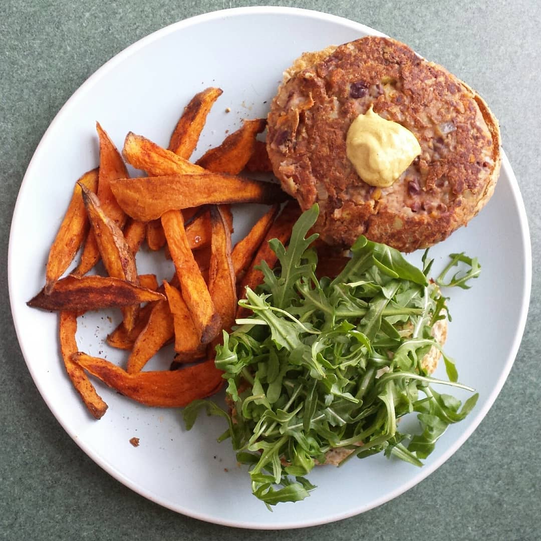 On the menu this week was bean burgers and sweet potato chips #foodiefriday #healthyeating #health #plantbased #vegetarian #vegan #vegetables #eatforhealth #eatyourgreens #nutrition #nutritionist #personaltrainer #personaltraining #menu #burger #burgers #beanburgers