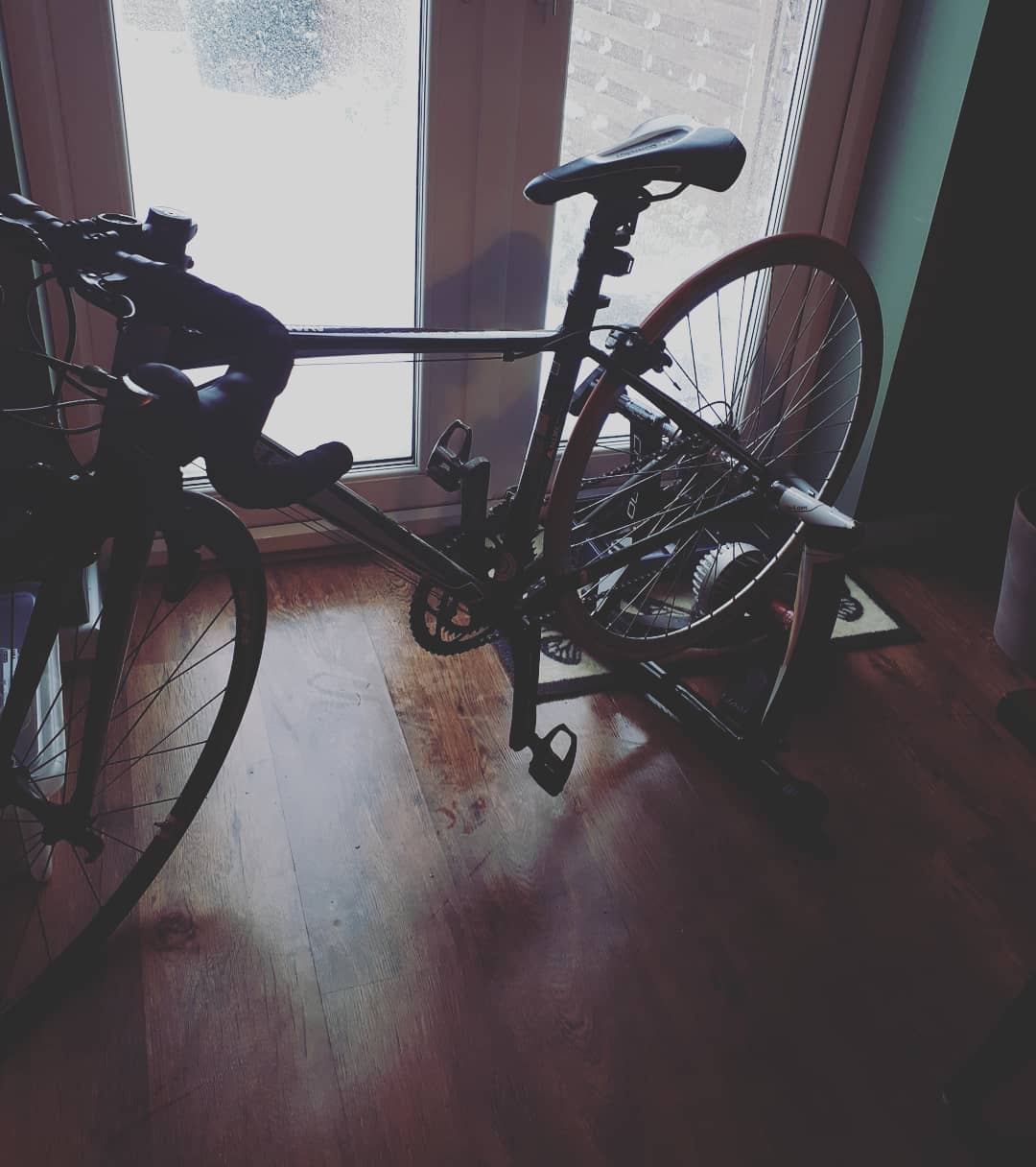On a snowy day like today good job Ive got my turbo trainer to get a session in! To be honest this has been a god send to keep me cycling fit during my pregnancy too. #cycling #turbotrainer #cycle #bike #triathlon #duathlon #pregnancy #exerciseinpregnancy #preandpostnatalfitness #preandpostnatalexercise #pregnant
