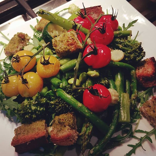 Warm green veg salad with pesto croutons #veganfood #veganlife #veggies #veggiefood #vegetables #tenderstembroccoli #asparagus #edamame #courgette #pesto #sourdough #roastedtomatoes #rocket #dinnertime #slurp