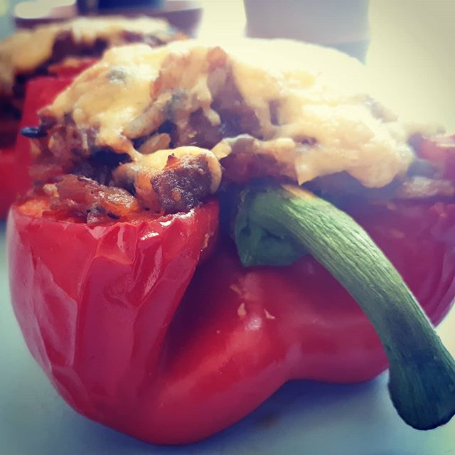 #foodiefriday Stuffed peppers (filiing-brown rice, red/green lentils, tomatoes, mushrooms, onion, garlic and basil) topped with cheese. #stuffedpeppers #vegetarian #plantbased #eatwell #healthy #healthylifestyle #personaltrainer #personaltraining #leedsgym #nutrition #nutritionist