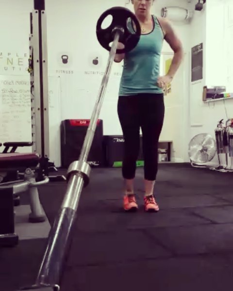 One day I’ll remember that Instagram cuts the top off my videos and position the camera accordingly 🤣 landmine reverse lunge press, a favourite exercise of mine. Use the legs to power the weight up. Great for glutes, shoulders, core and balance (look at the concentration face) #gym #leedsgym #training #personaltrainer #personaltraining #liftheavy #trainhard #girlswholift #strong #strongwoman #strongwomen #lunges #glutes