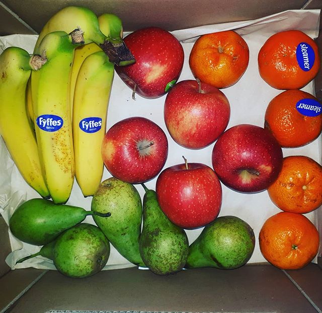 Aesthetically pleasing fruit box this week. And not over-ripe fruit, perhaps we can finish this one before the weeks end 😂 #leedsgym #leeds #fruit #fruitbox #eatwell #healthydiet #healthyeating